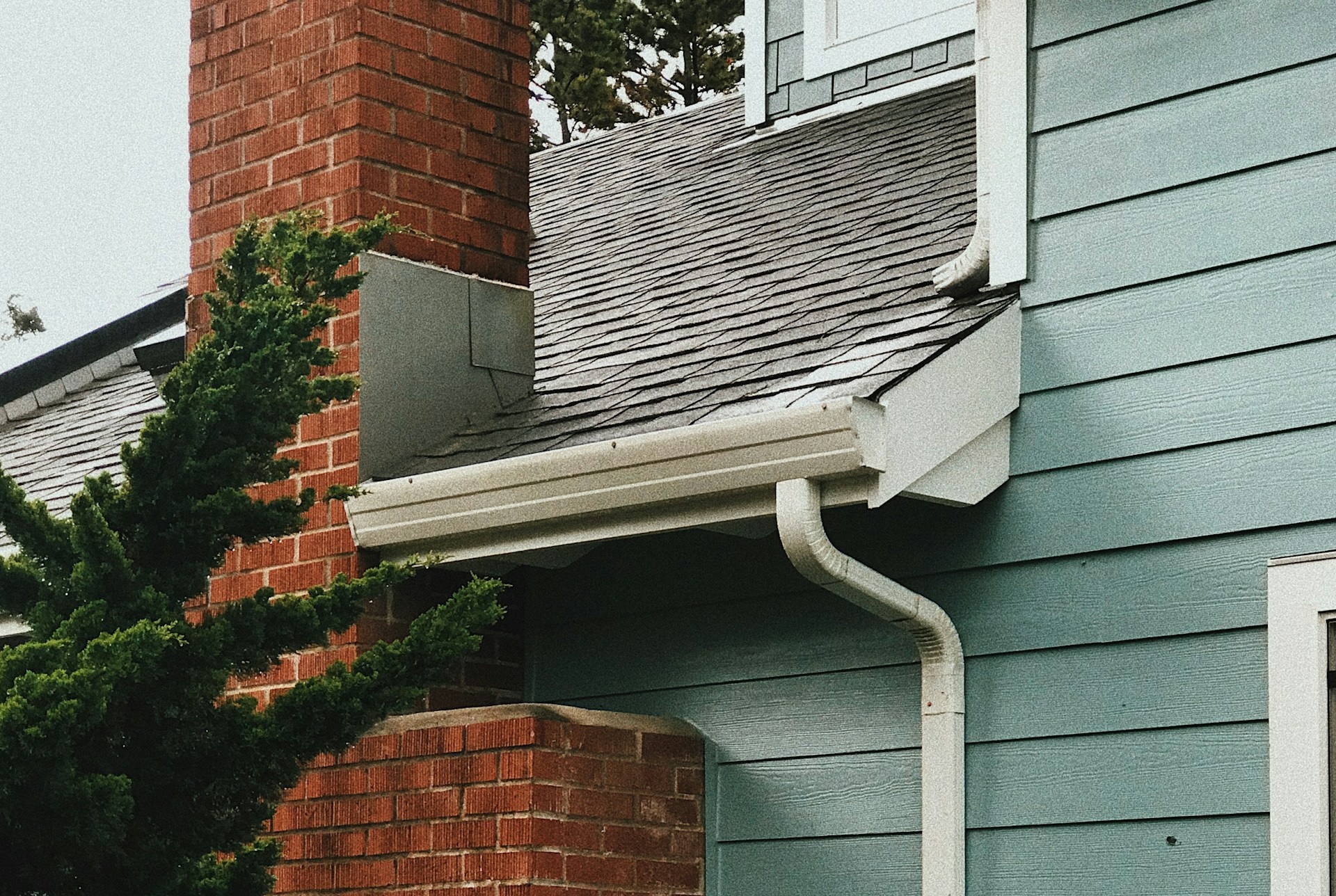 professional worker working on gutter replacement 
